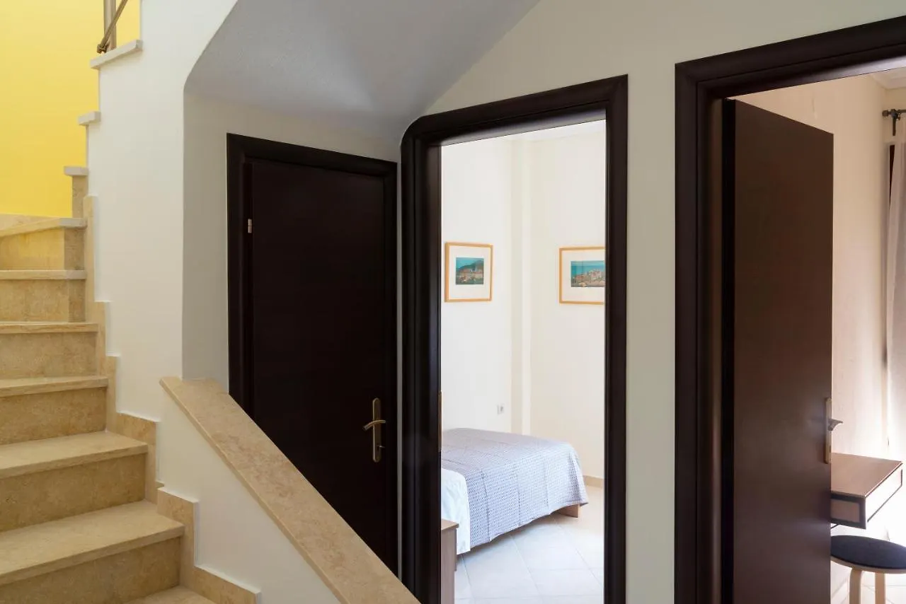 Alexandros Maisonettes Nea Moudania 0*,